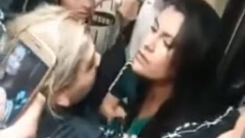 Corintiana é demitida após hostilizar torcedora do Palmeiras no metrô